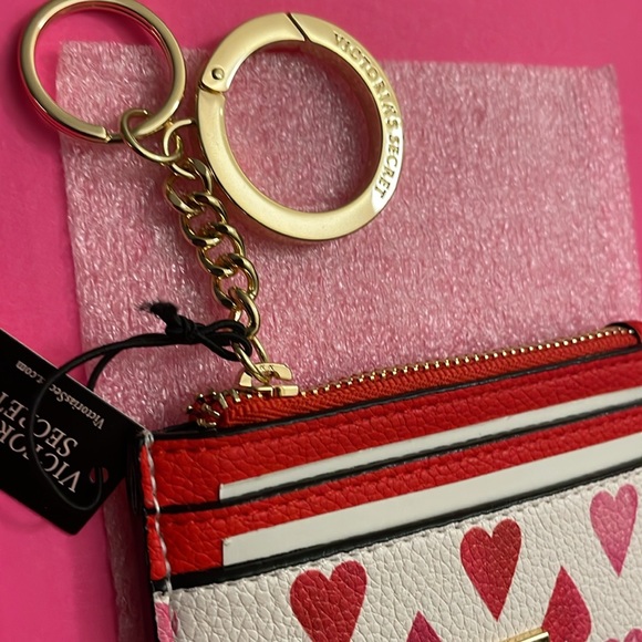 24HR DROP ⬇️ VS Heart Card Case Keychain - Picture 3 of 7